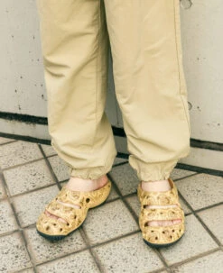 Keen Men's Yogui Arts Clog X THC | Caffe Latte Paisley 17 Keen Men's Yogui Arts Clog X THC | Caffe Latte Paisley -Keen Store MYoguiArtsLifestylePDPSingleRight